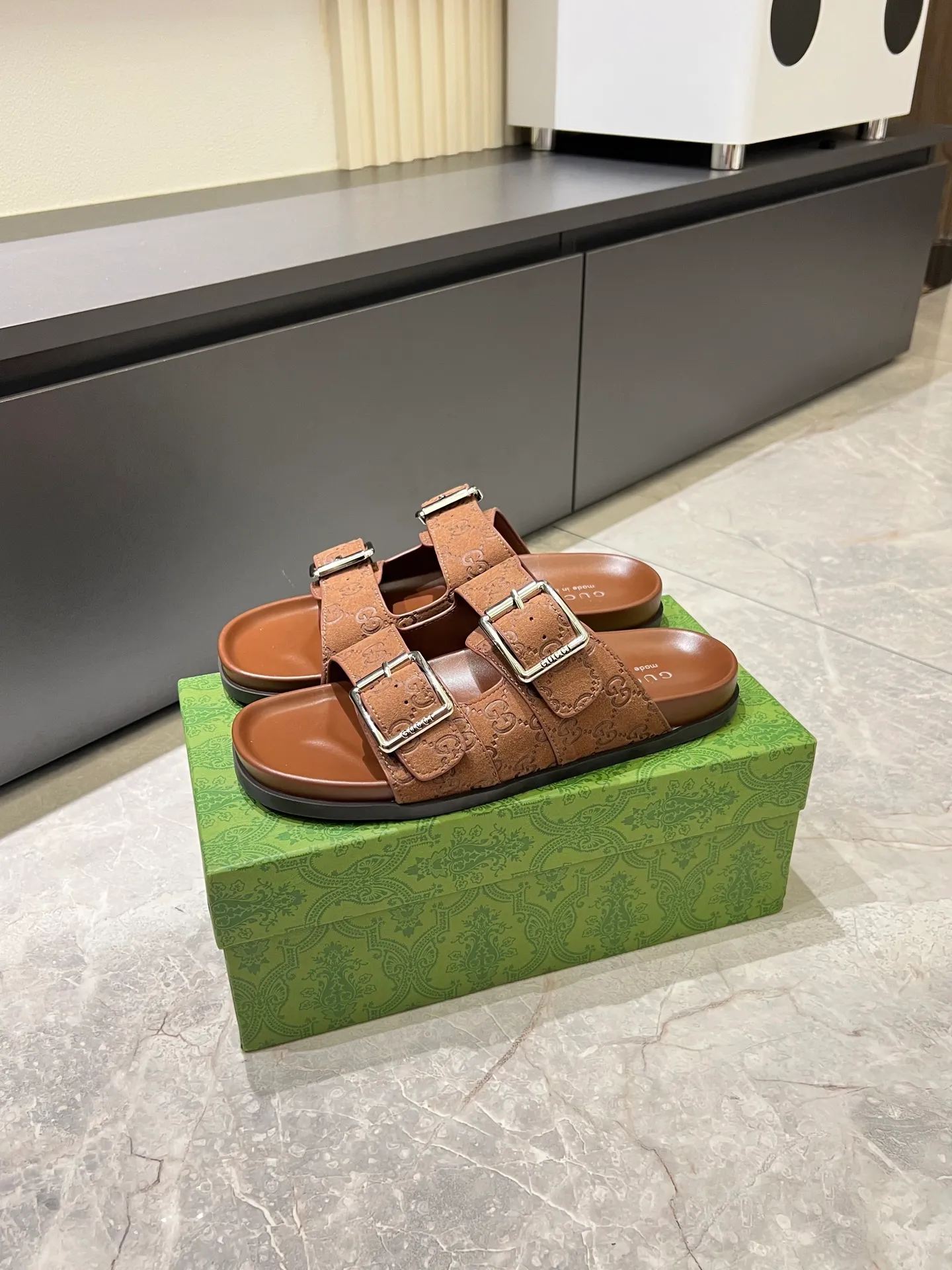 Men's Men's Shoes 💰p320 "GUCC＊" These slippers are made of GG polyester and feature a Gucci label on the front, adding a bold logo feel to the style. "Gucci Made in Italy" stamped label Rubber sole. Size 38-44